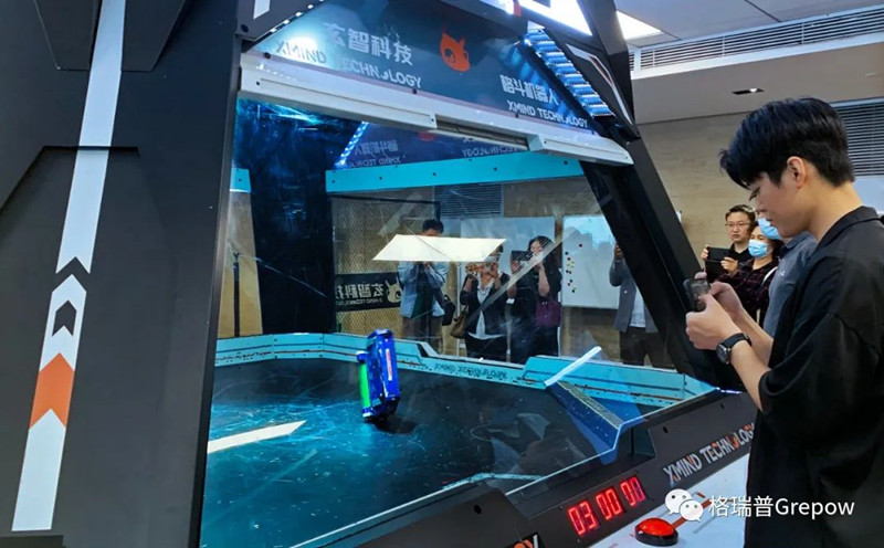 玄智科技同事在新辦公場所，展示了輕量級格斗機器人表演
