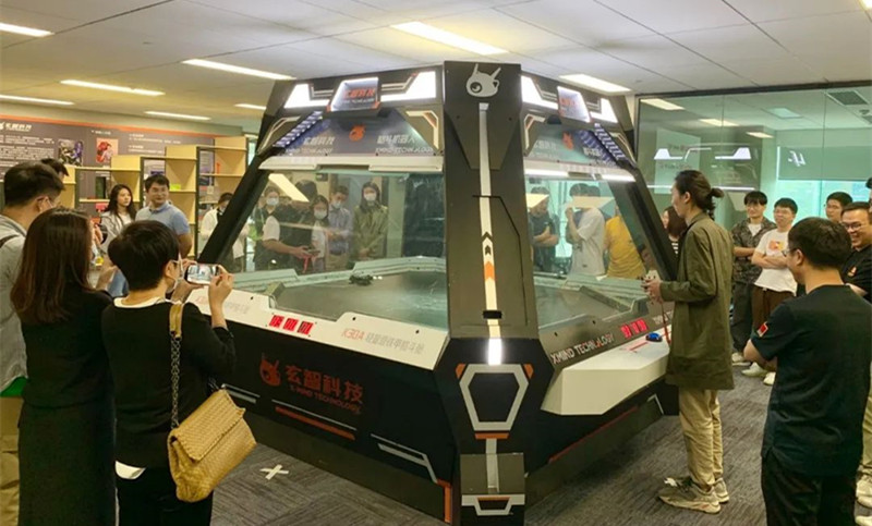 玄智科技同事在新辦公場所，展示了輕量級格斗機器人表演