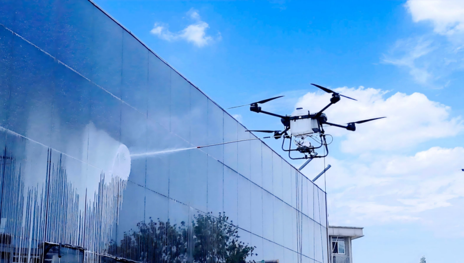 高空清洗無人機(jī)作業(yè)中