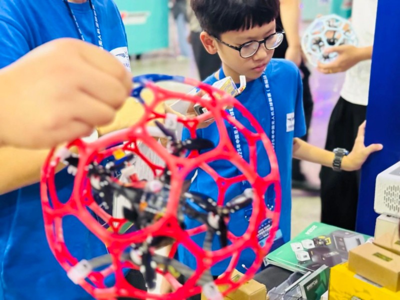 中國(guó)無(wú)人機(jī)足球聯(lián)賽貴陽(yáng)精彩瞬間