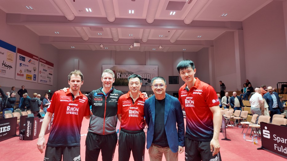 孟繁博與格瑞普T總，其他球員合影