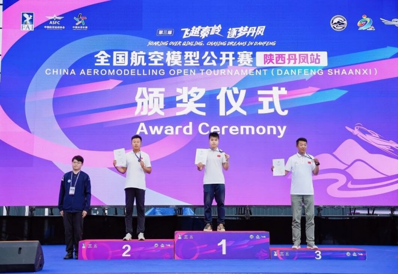 中國飛手(張旭駿(中)，段志勇(右))